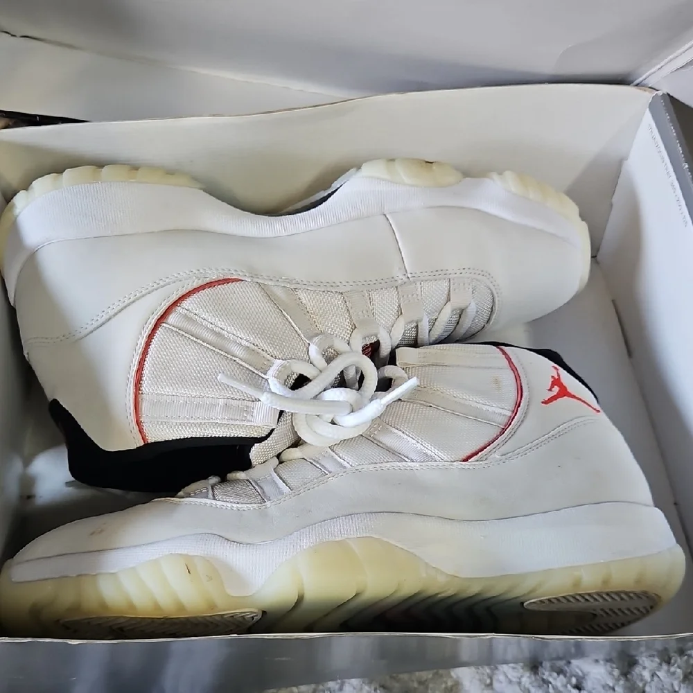 Jordan Air 11 Retro Platinum Tint and University Red - Picture 6 of 7